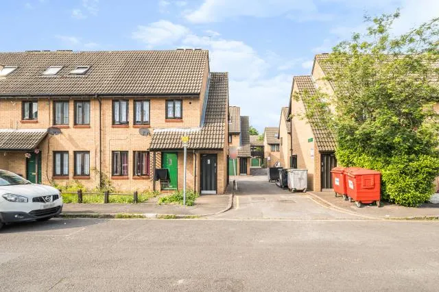 Stephenson Court, Slough, SL1, photo 1