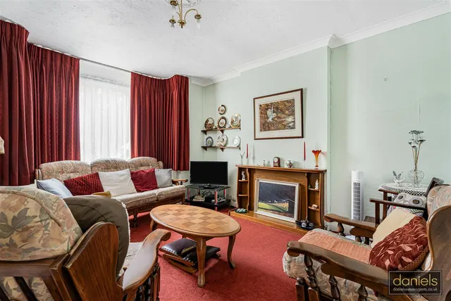 Whitton Avenue West, Greenford, UB6, photo 2