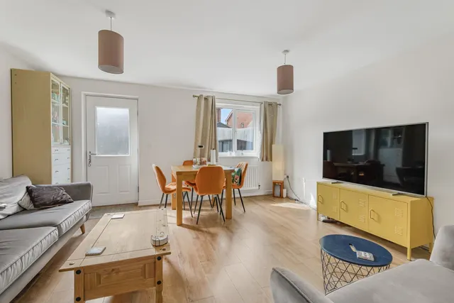 Honeysuckle Avenue, Leckhampton, GL53, photo 3