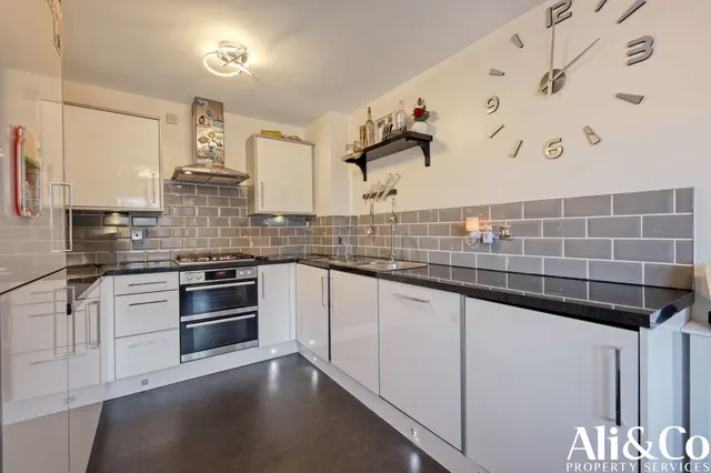 Photo 3 — Woodside Close, Grays, Essex, RM16 2DN