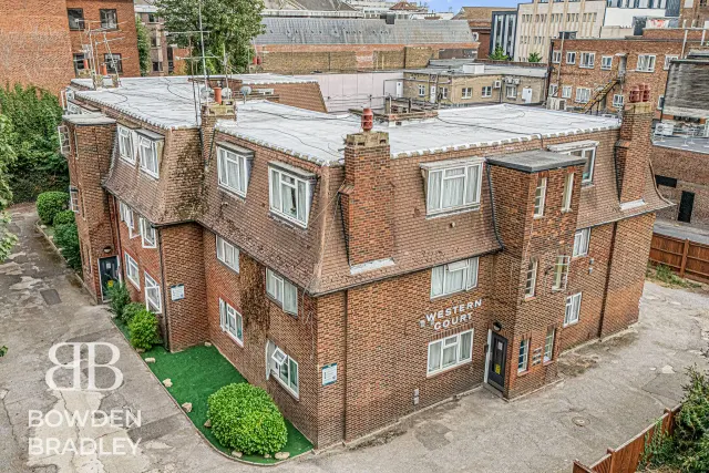 Chandlers Way, Western Court, RM1, photo 1