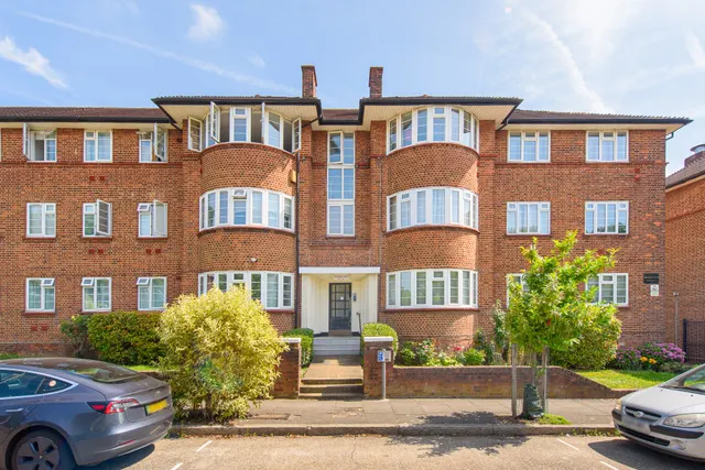 165 Beaufort Park, London, photo 1