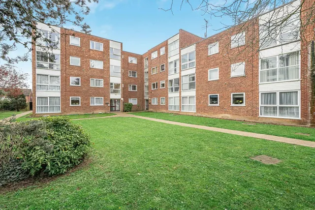 Staines Road West, Sunbury-on-Thames, TW16, photo 1