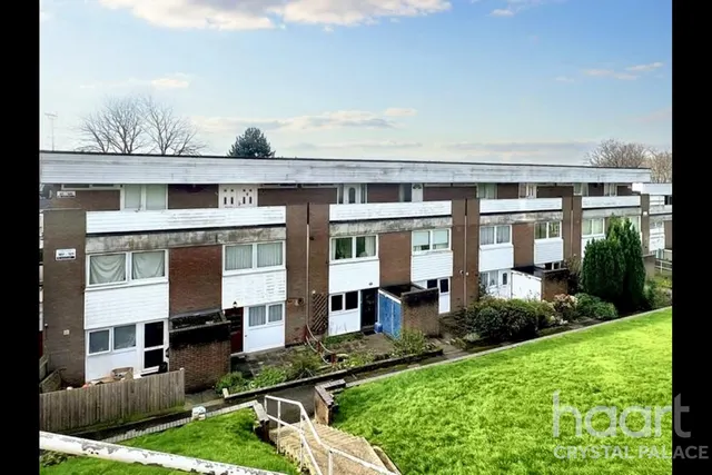 Menlo Gardens, London, SE19, photo 1