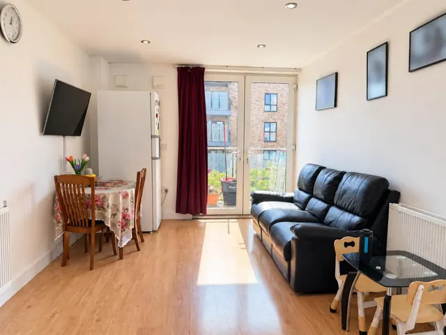 Pontes Avenue, Hounslow, TW3, photo 2