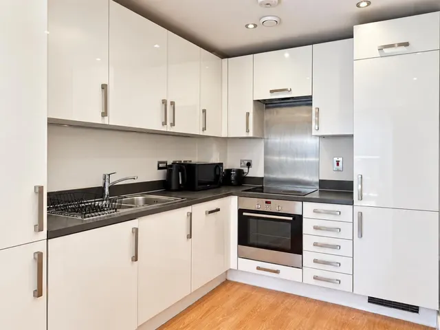 Pontes Avenue, Hounslow, TW3, photo 3
