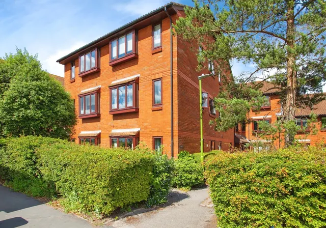High Street, Bushey, photo 1