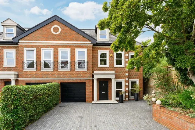 Warren Close, Esher, KT10, photo 1