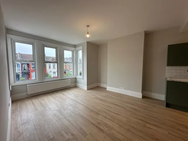 3 bedroom flat, Brownlow Road, London, N11