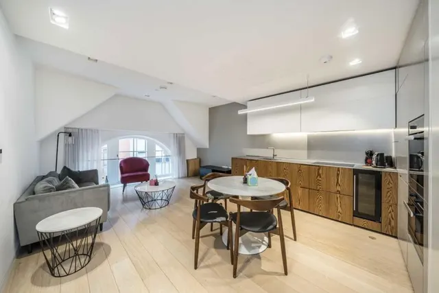 Photo 3 — 59 Bartholomew Close, London