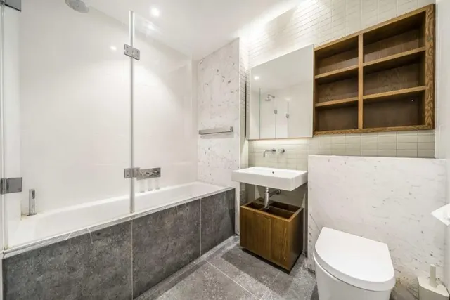 Photo 2 — 59 Bartholomew Close, London