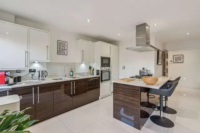 Photo 2 — Victoria Close, Rickmansworth, Hertfordshire, WD3 4EQ