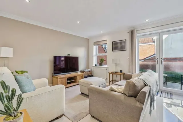 Photo 3 — Victoria Close, Rickmansworth, Hertfordshire, WD3 4EQ