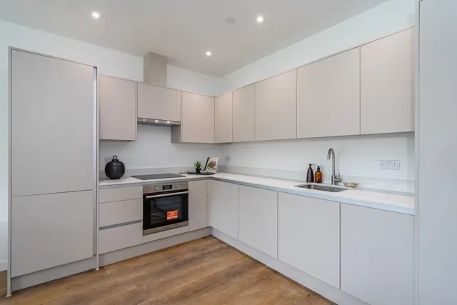 Lakeside Close, Staines Upon Thames, TW18, photo 3