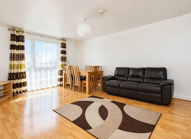Photo 2 — Oakley Close, Isleworth, TW7