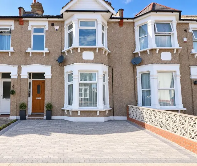 4 bedroom house — Mafeking Avenue, Ilford, IG2