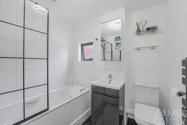 Thames Reach, London, SE28, photo 1