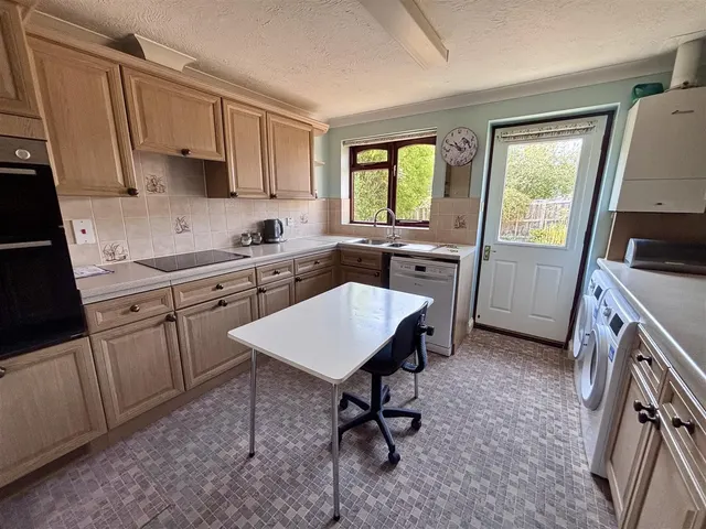 Foxglove Close, Wyke, photo 3