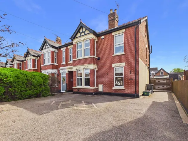 Four Bedroom House With Detached Coach House, photo 1