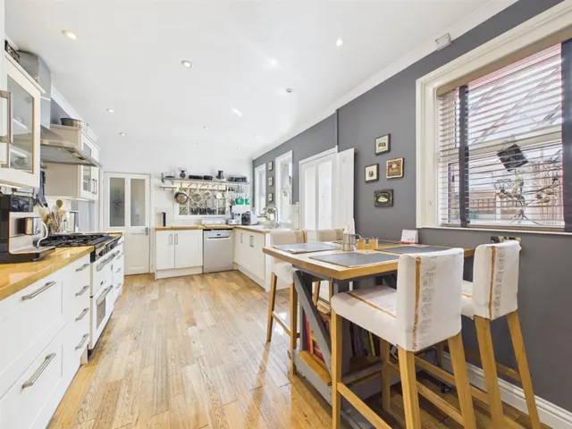 Four Bedroom House With Detached Coach House, photo 3