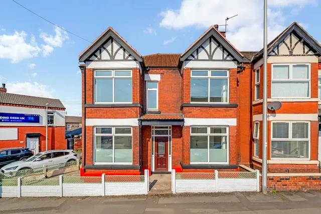 Peel House Lane, Widnes, Widnes, WA8 6TN, photo 1