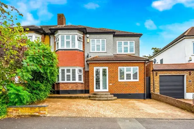 Charnwood Drive, London, E18