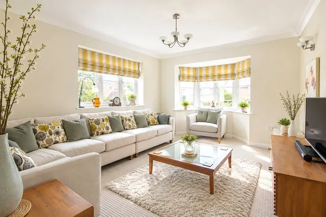 Photo 3 — Great Marlow, Hook, Hampshire, RG27 9UA