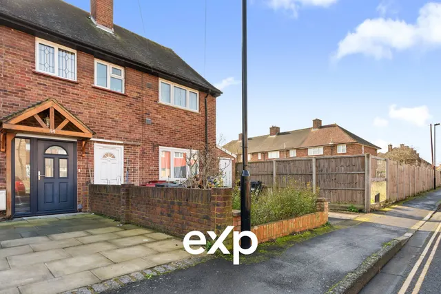 Sparrow Farm Drive, Feltham, TW14, photo 1