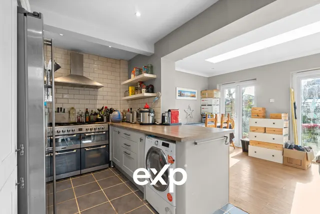Sparrow Farm Drive, Feltham, TW14, photo 2
