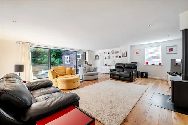 Parkway, Camberley, GU15, photo 2