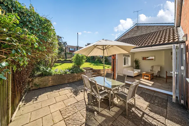 Photo 2 — Penshurst Close, HARPENDEN, AL5