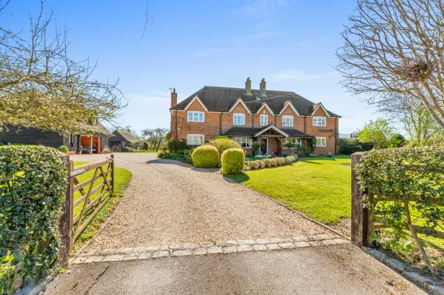 The Gables Nash Lee Road, Terrick, HP17, photo 1