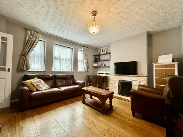 Photo 3 — Dacre Avenue, Aveley, RM15 4TH