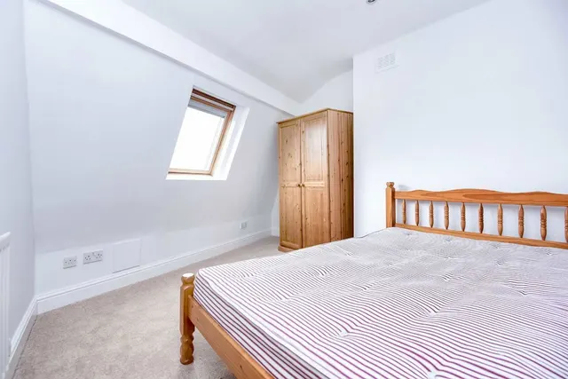 Balham High Road, SW12, photo 3