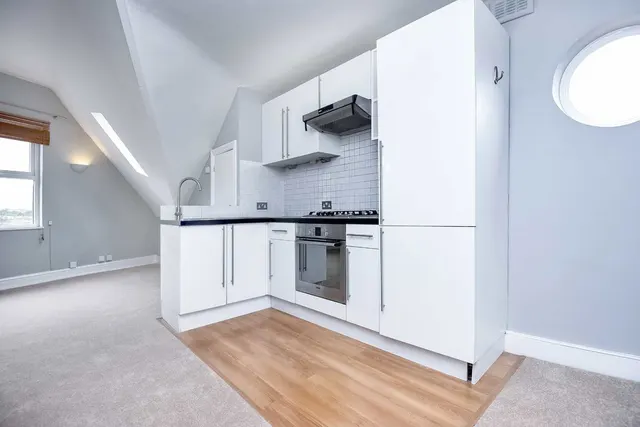 Balham High Road, SW12, photo 1
