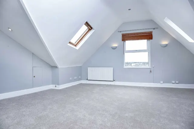 Balham High Road, SW12, photo 2