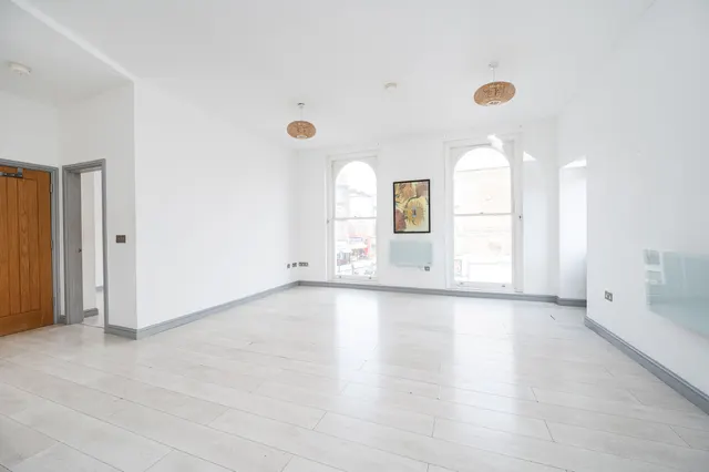 Photo 2 — Flat 1, 81 Alvington Crescent, London