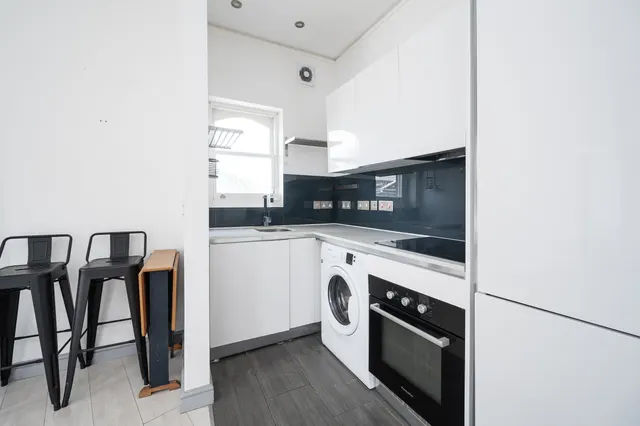 Photo 3 — Flat 1, 81 Alvington Crescent, London
