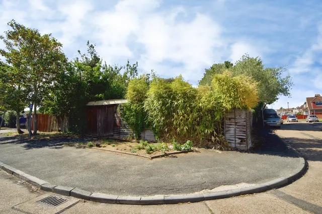 Photo 3 — Elm Road, Romford, RM7