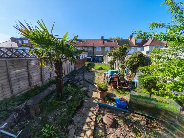 Wood End Lane, Northolt, UB5, photo 2