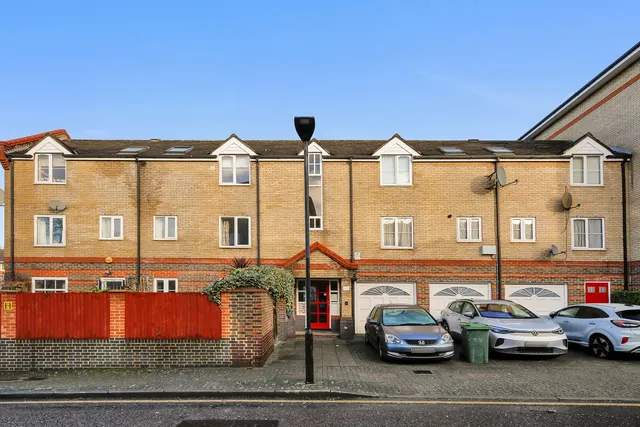 3 Ambassador Gardens, London, E6 5XH, photo 1