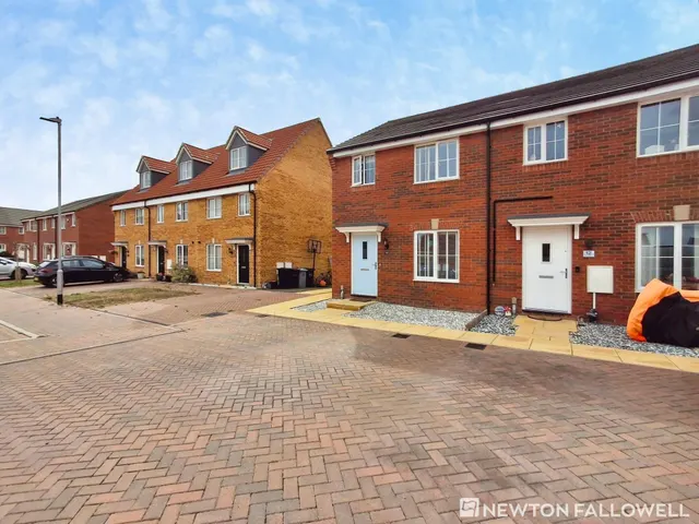 Watkins Glen Court, Bourne, PE10, photo 1
