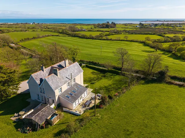 Hen Ficerdy, Abererch, Pwllheli, Gwynedd, LL53 5YH, photo 1