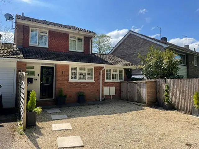 Millside, Bourne End SL8 5UN, photo 1