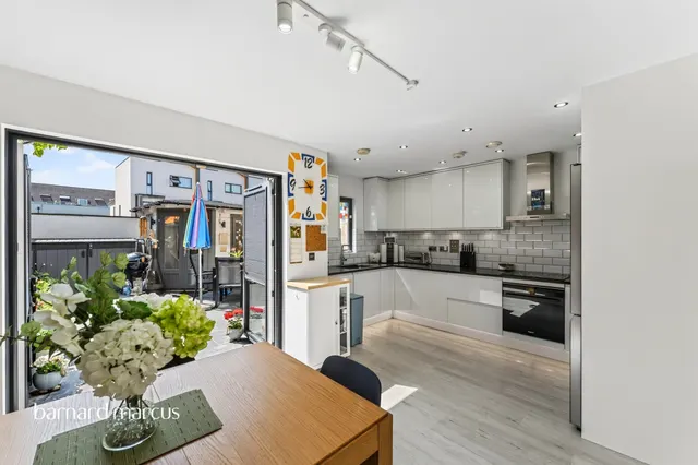 Tomblin Mews, London, photo 1