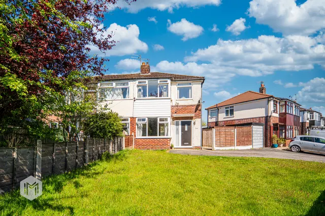 Saxon Close, Bury, BL8 2RY, photo 1