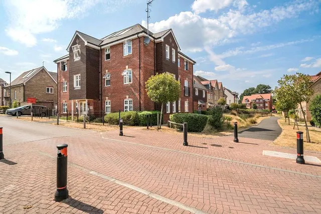 Gomer Road, Bagshot, GU19, photo 1