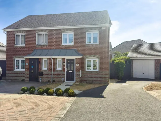 Wiltshire Crescent, Basingstoke, Hampshire, RG22 5FD, photo 1