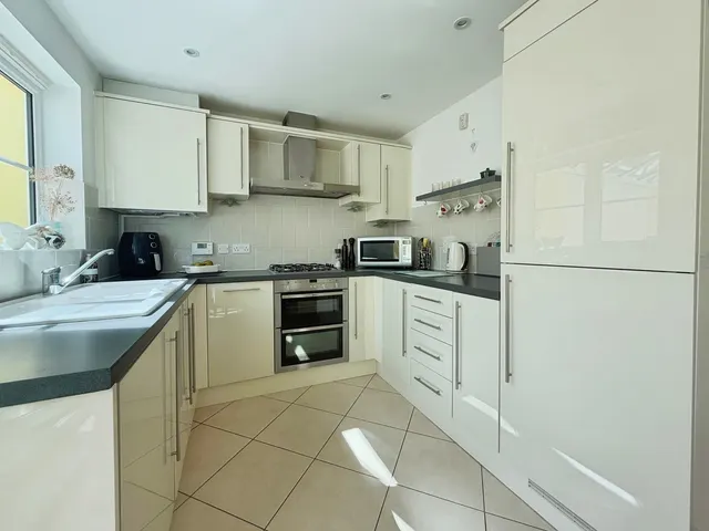 Photo 2 — Wiltshire Crescent, Basingstoke, Hampshire, RG22 5FD