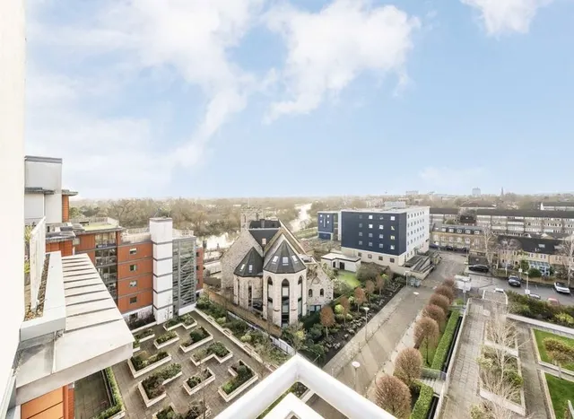 Holland Gardens, Brentford, TW8, photo 1